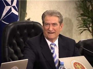 BERISHA IRONIZON RAMEN DESHTOI SI PIKTOR,POLITIKAN DHE SI PUBLICIST LAJM