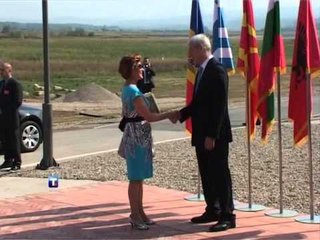 INJOROHET TOPI TADIÇ I PRET TE GJITHE VETEM PRESIDENTIN SHQIPTAR JO LAJM
