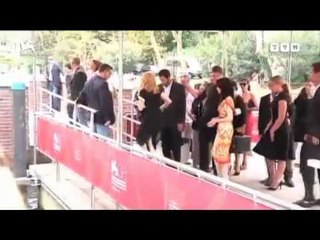 FESTIVALI I VENECIAS SHKELQEJNE ME FILMAT E TYRE MADONA DHE KATE WINSLET LAJM