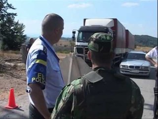 ZHBLLOKOHET RRUGA ARRIHET MARREVESHJA ME KFOR HIQEN BARRIKADAT LAJM