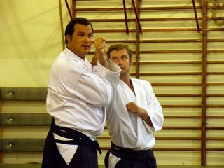 Steven Seagal enseñando técnicas de Aikido