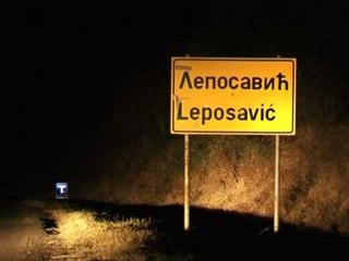 BARRIKADAT SERBE NE VERI ZHBLLOKOHET RRUGA QE LIDH MITROVICEN ME ZVEÇANIN LAJM