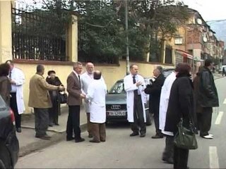 PAGAT E MJEKEVE ISKSH MIRATON RRITJEN E RROGAVE DERI NE 15 % LAJM