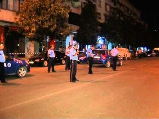 LUFTE ME GRABITESIT PLAGOSET POLICI NE TIRANE PRANGA VJEDHESVE TE KAZINOS LAJM