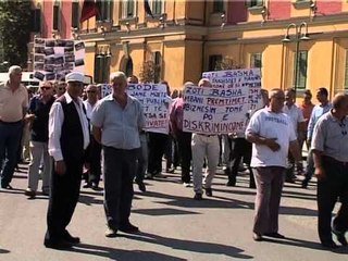 TAKSISTET PROTESTOJNE 2 ORE GREVE KUNDER KONKURENCES SE PANDERSHME LAJM