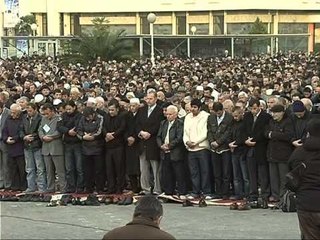 MUSLIMANET VENDOSIN XHAMIA E RE E TIRANES NE SHESHIN E NAMAZGJASE LAJM