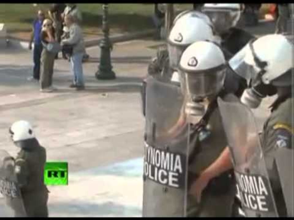 GREVA NE GREQI PERFUNDON ME PERLESHJE ME POLICINE GREVA NE ATHINE LAJM