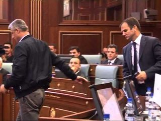 KUNDER BISEDIMEVE  OPOZITA NE KOSOVE AKUZON QEVERINE PER NEGOCIATA POLITIKE LAJM