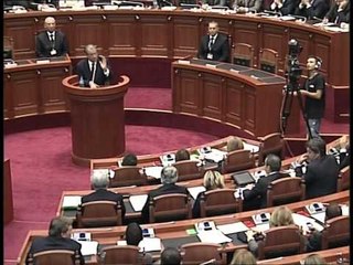 PERPLASJE NE KUVEND KRYEMINISTRI BERISHA KERCENON DEPUTETIN SAIMIR TAHIRI LAJM
