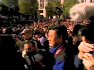 RISHFAQET ASANGE SHEFI I WIKILEAKS FLET NE PROTESTEN E LONDRES LAJM