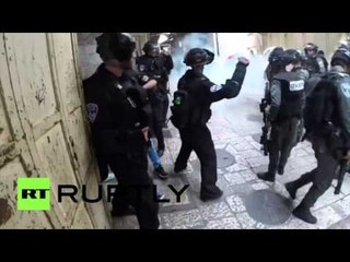 PERSERI PERPLASJE NE XHAMINE AL AQSA NE JERUZALEM MES PALESTINEZEVE DHE POLICISE LAJM