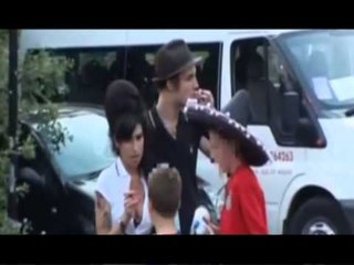 AMY WINEHOUSE VDIQ NGA KONSUMIMI I LARTE I PIJEVE ALKOOLIKE LAJM