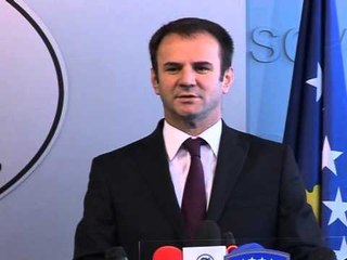 REAGON QEVERIA E KOSOVES SERBET PO BEJNE NJE LOJE TE KRISUR ME BARRIKADAT LAJM