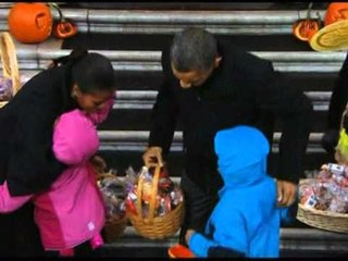 OBAMA FESTON SHTEPIA E BARDHE U HAP DYRET FEMIJEVE NE HALLOWEEN LAJM
