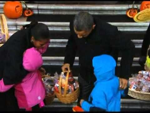 OBAMA FESTON SHTEPIA E BARDHE U HAP DYRET FEMIJEVE NE HALLOWEEN LAJM