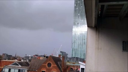 Le Chant étrange d'un building Mancunien provoqué par un fort Vent