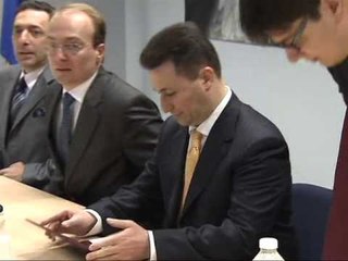 FYLE NE MAQEDONI KOMISIONERI PER ZGJERIMIN TERHEQ VEMENDJEN PER DHUNEN LAJM