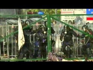 Policia hungareze, gaz lotësjellës ndaj emigrantëve - Top Channel Albania - News - Lajme