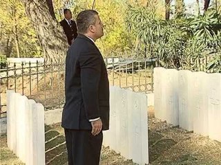 PERKUJTOHEN TE RENET BERISHA I PRANISHEM NE CEREMONI NE VARREZEN BRITANIKE LAJM