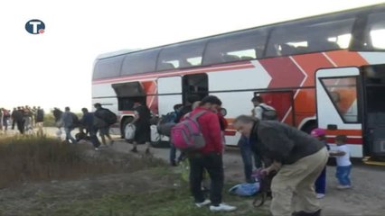 POLICIA HUNGAREZE PERDOR GAZIN LOTSJELLES DHE UJIN MBI EMIGRANTET NGA LINDJA E MESME LAJM