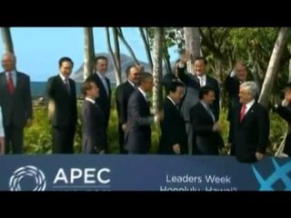 KRIZA PRISH TRADITEN OBAMA SHMANG VESHJEN HAWAIANE NE SAMITIN E APEC LAJM