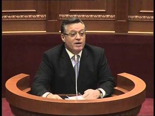 LIGJI I BANKAVE PERPLASJE NE SALLEN E KUVENDIT POR OPOZITA E VOTON LAJM