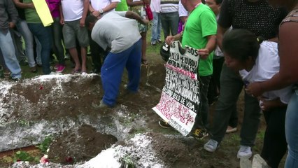 Emoção e revolta no enterro de jovens mortos por PMs