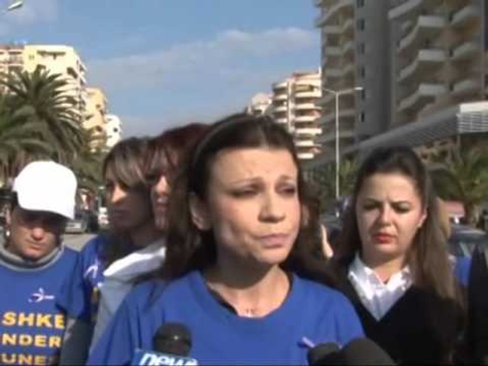 GRATE E VLORES PROTESTE NE RRUGE KUNDER DHUNES NE FAMILJE LAJM