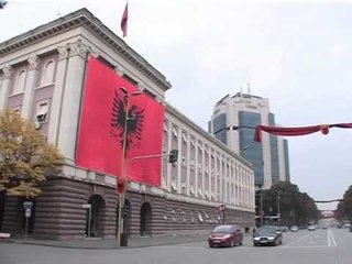 TIRANA FESTIVE KRYEQYTETI ZBUKUROHET ME RASTIN E DITEVE FESTIVE LAJM