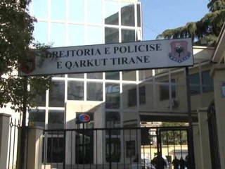 PLAGOSEN ME THIKA DY ADOLESHENTE PERDORIN THIKA DHE SHKOP BEJZBOLLI LAJM