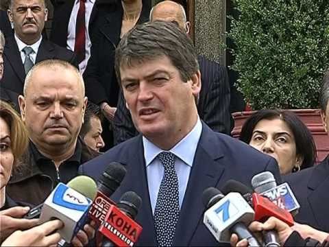 LEKA ZOGU I PRESIDENTI BAMIR TOPI HOMAZHE NE FAMILJEN E TE NDJERIT LAJM