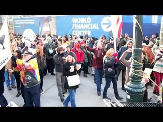 OCCUPY WALL STREET PROTESTUESIT BLLOKOJNE PUNEN NE PORTET AMERIKANE LAJM