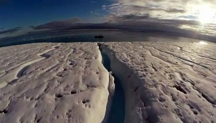 Images époustouflantes d'un drône qui filme la fonte des glaciers dans le Grand Nord
