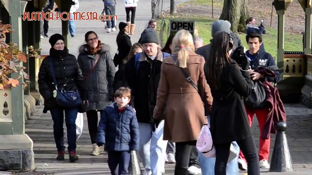 Broma del Brasier en Central Park | Bromas en la calle, broma del sostén, bromas graciosas