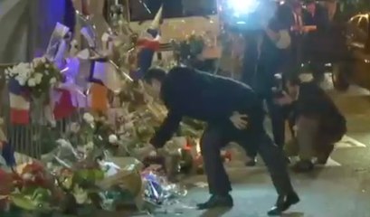 Tsípras rend hommage aux victimes des attentats de Paris devant le Bataclan