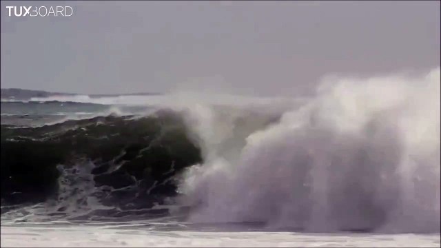 Un surfeur fait un Big Air et reprend la vague... Magique