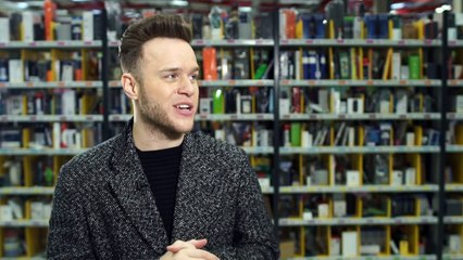 Olly Murs delivers gifts to fans