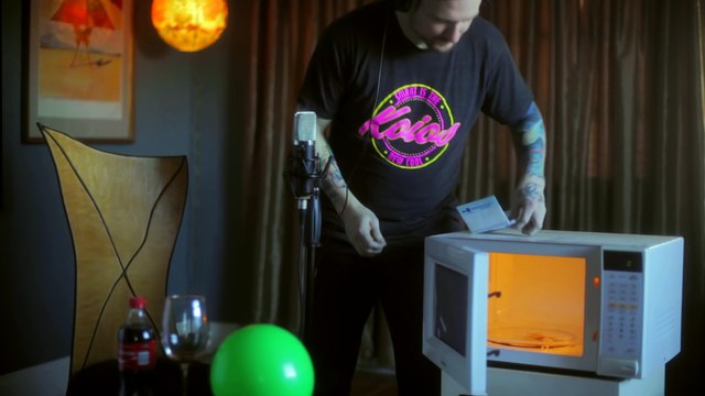 Un rappeur lance un flow le temps de faire son popcorn... Enorme