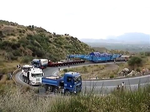 Transport d'une turbine de 600 tonnes sur une route de montagne en lacets