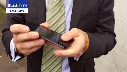 ----مضبوط ترین اسمارٹ فون٬ ٹرک بھی گزر گیا لیکن