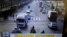 Un étrange accident fait voler des voitures