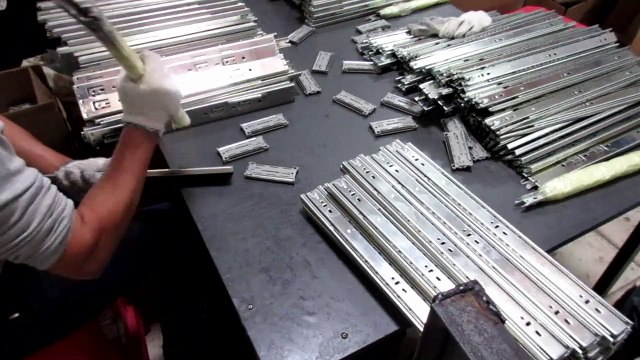 Herrajes para Muebles y Gabinetes - China: Guías Correderas Telescópicas H37 y H45 Soft Close y Push Open / Production 5