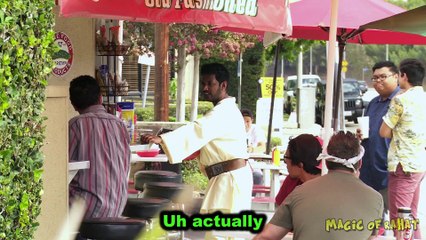 Il se prend pour un Jedi et essai d'avoir des Hot Dog gratuits.... Blague énorme