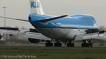 下载视频: 747 Boeing Plane hit a Bird during landing in Amsterdam