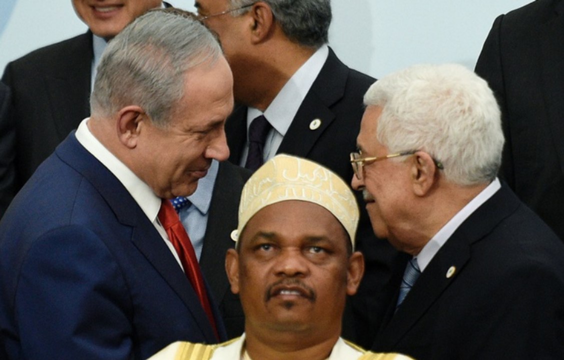 COP21 : Un « photobomb » historique la poignée de mains de Netanyahu et Abbas par le président des Comores