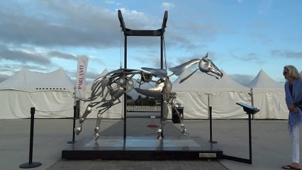 L'étrange et hypnotique Sculpture en Acier d'un Cheval au galop