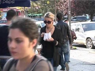 SHQIPTARET GJUMASHE SONDAZHET TREGOJNE SE FLENE E QENDROJNE SHUME NE KAFE LAJM