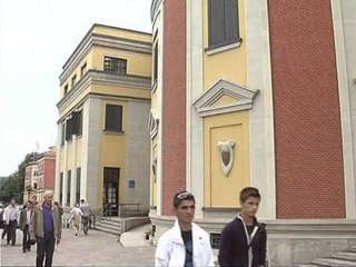 FRENGJISHT PER TE GJITHE ADMINISTRATA DO TE MESOJE GJUHEN FRENGE ME DETYRIM LAJM