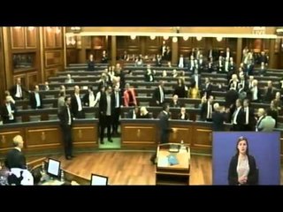 SULMOHET NE PARLAMENTIN E KOSOVES ME VEZE ISA MUSTAFA NDERPRITET SEANCA LAJM