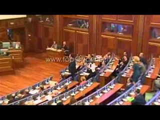 PA KOMENT - Deputetët e opozitës godasin me vezë kryeministrin Isa Mustafa